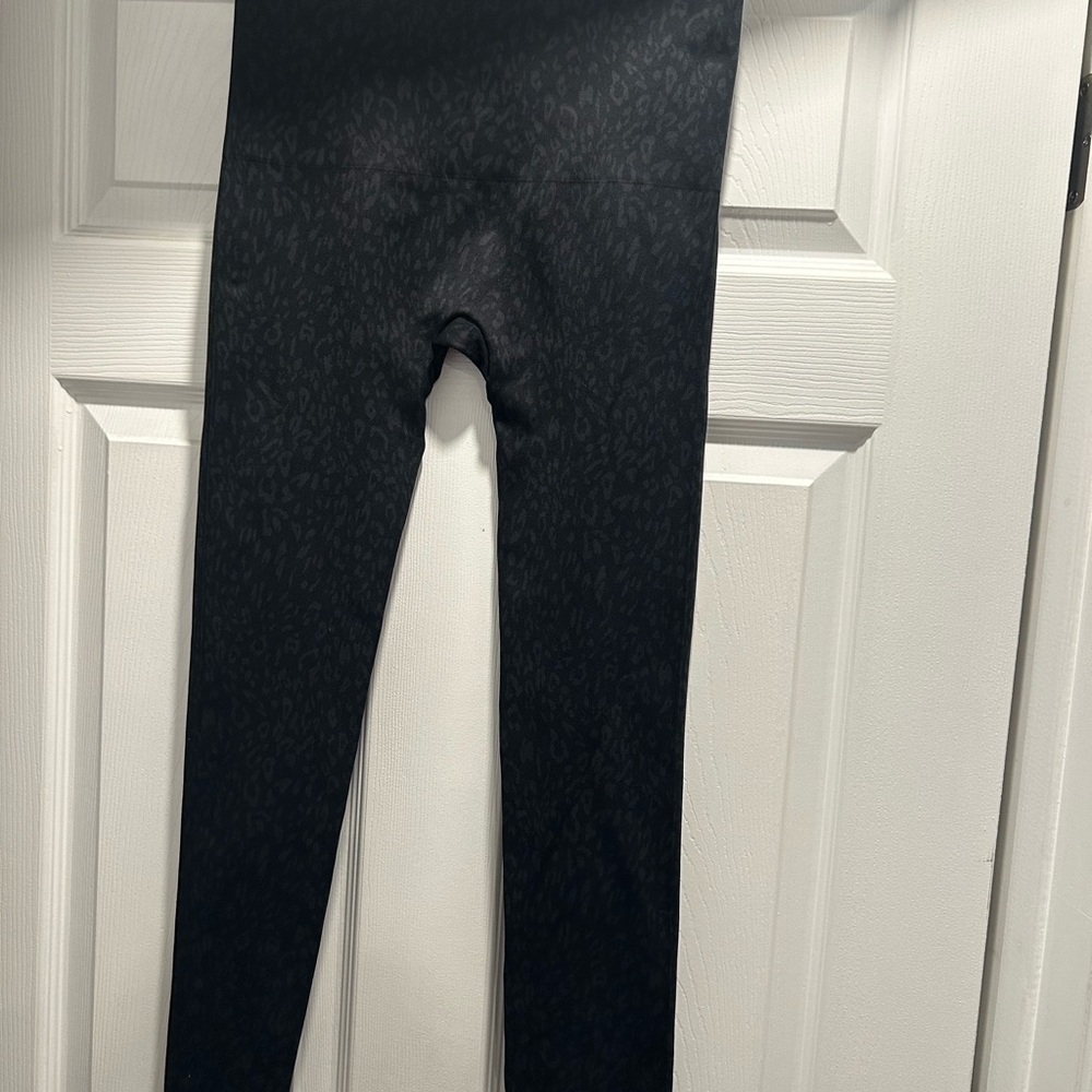 SPANX Look At Me Now Women’s Animal Black Patterned Seamless Leggings NWOT